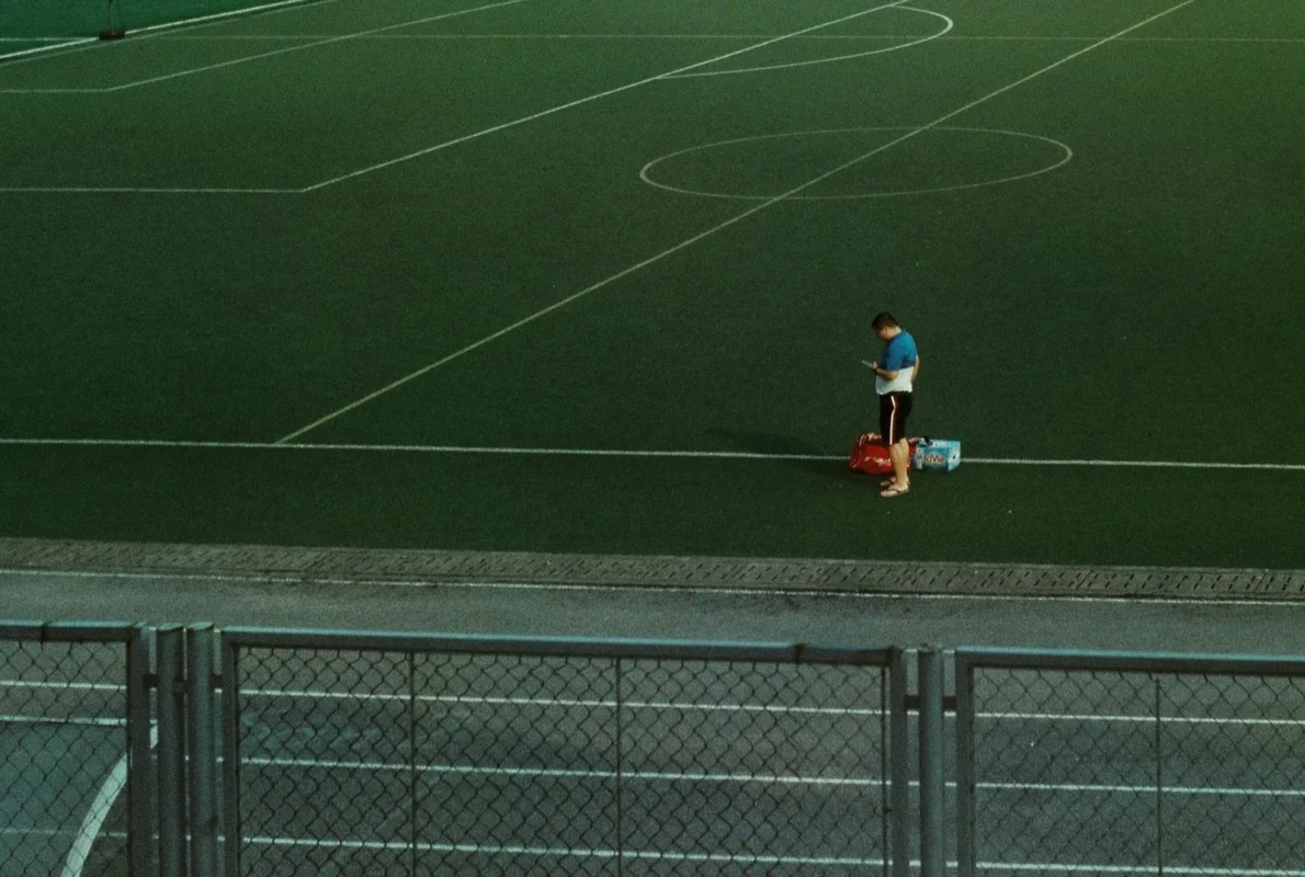 Éducateur au milieu du terrain avec les joueurs