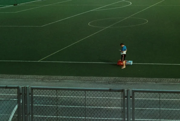 Éducateur au milieu du terrain avec les joueurs