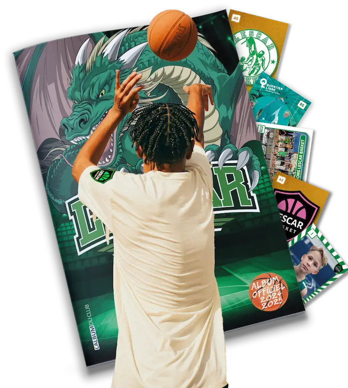 Joueur de basketball posant devant un album de vignettes personnalisé du club