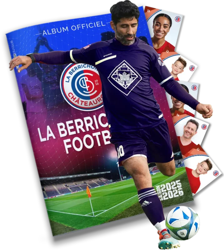 Joueur de football posant devant un album de vignettes personnalisé du club