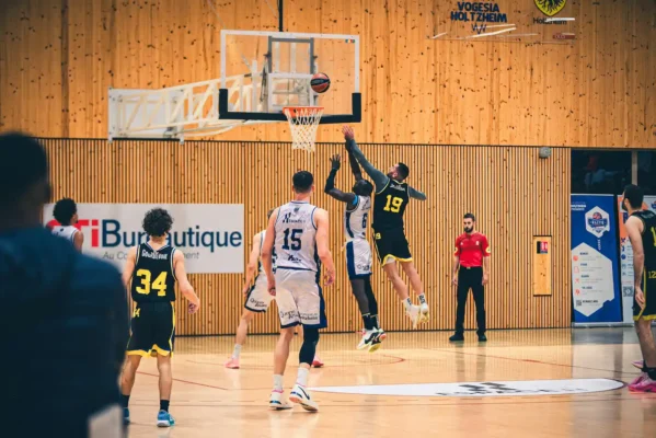 Équipe de basket réunie autour d’un projet fédérateur de club sportif