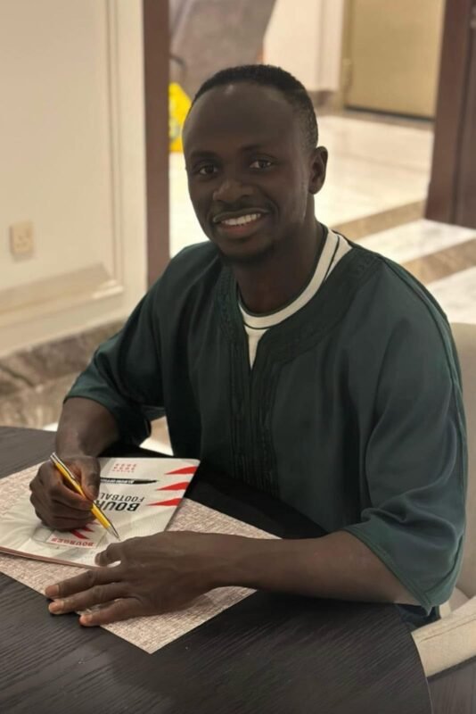 Sadio Mané signe des albums du Bourges Football Club pour les licenciés et fans