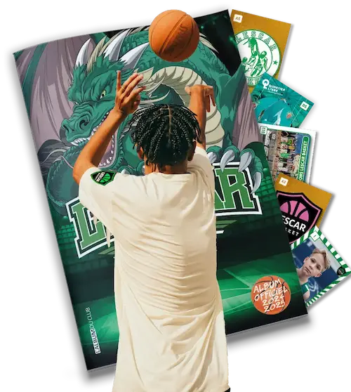 Joueur de basketball posant devant un album de vignettes personnalisé du club