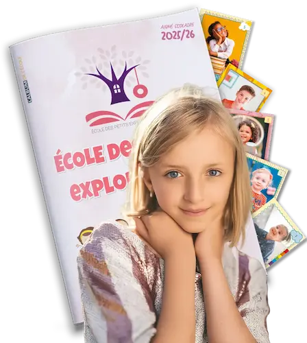 Jeune élève posant devant un album de vignettes personnalisé pour l’école