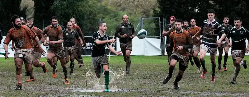 membres d’un club sportif partageant un moment convivial ensemble