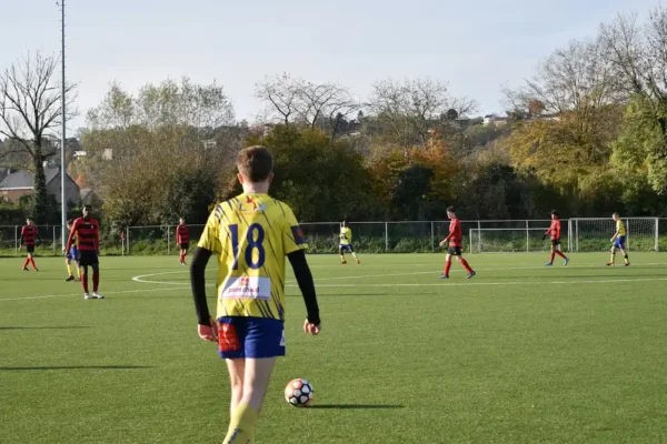 Dirigeant de club sportif préparant la rentrée sportive avec une checklist