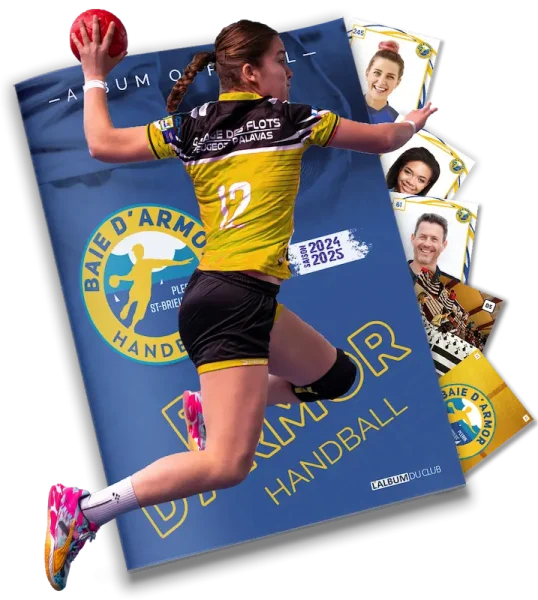 album-vignettes-club-handball Joueur de handball posant devant un album de vignettes personnalisé du club