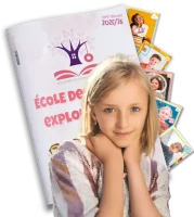 Jeune élève posant devant un album de vignettes personnalisé pour l’école