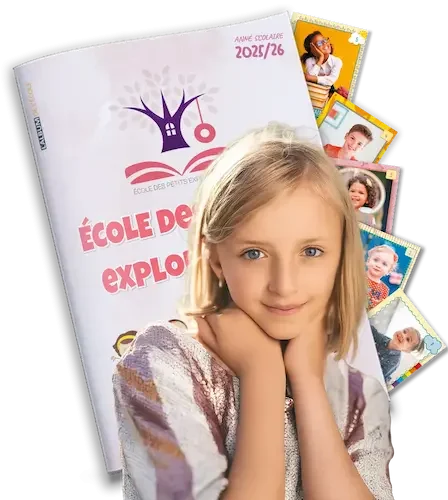 Jeune élève posant devant un album de vignettes personnalisé pour l’école