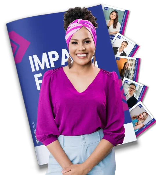 album-vignettes-entreprise Femme professionnelle devant un album de vignettes personnalisé pour séminaire d’entreprise