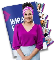 Femme professionnelle devant un album de vignettes personnalisé pour séminaire d’entreprise