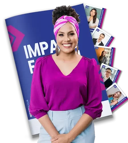 Femme professionnelle devant un album de vignettes personnalisé pour séminaire d’entreprise