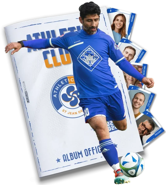 Joueur de football posant devant un album de vignettes personnalisées du club